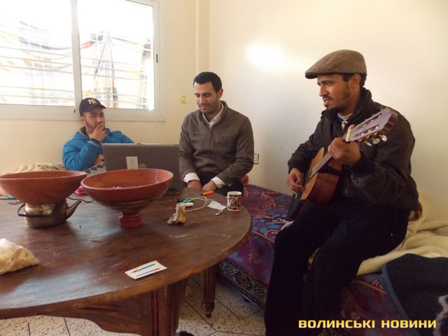 хлопці курять і співають